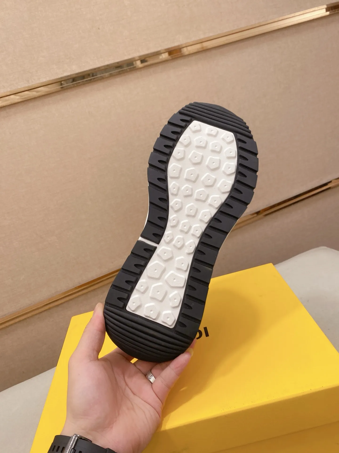 Factory price 442💰 (fendi) New high-top 👊🏻 upper 🇮🇹 imported cowhide fabric 🇩🇪 imported breathable mesh lining. The original outsole is molded to highlight the identity of every man, and the upper foot is elegant and stable🚶🏻🚶🏻The high-end custom counters reproduce the original version📯No matter the wind or rain, the shoe last remains unchanged and can withstand the verification of time🔍️,🔵 Size: 38-44